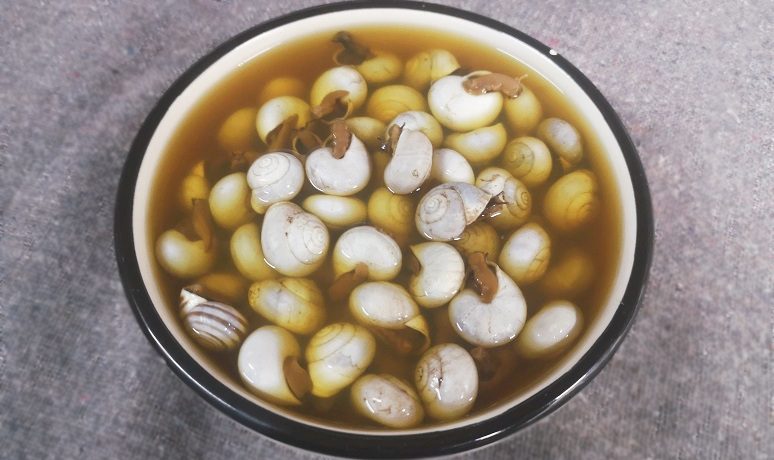 Caracoles chicos en caldo, típicos de Córdoba