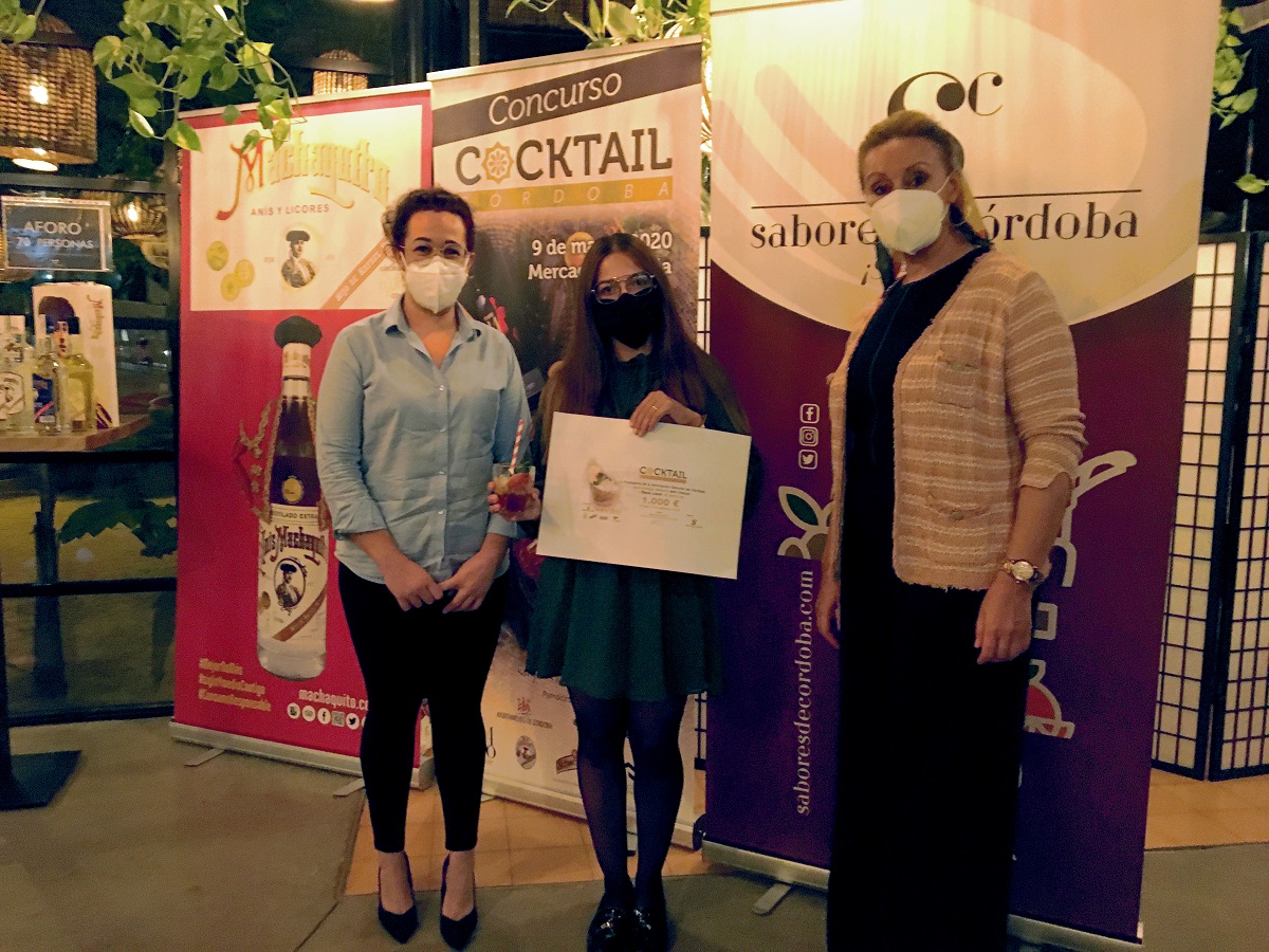 La asociación Sabores de Córdoba entrega el premio a la ganadora del concurso Cocktail Córdoba