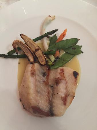 Esturión a la parrilla, beurre  blanc y espárragos blanco